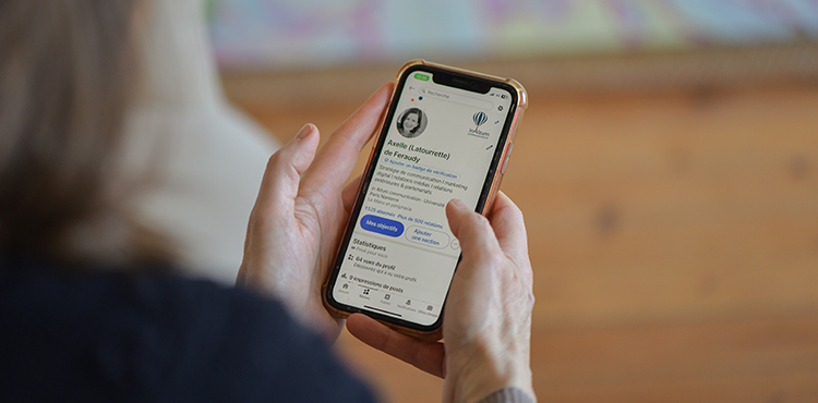 la communication digitale à travers les réseaux, mobile, desktop, avec In Altum communication
