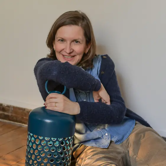 Axelle de Feraudy adossée à une lampe Butalamps de François Flageul