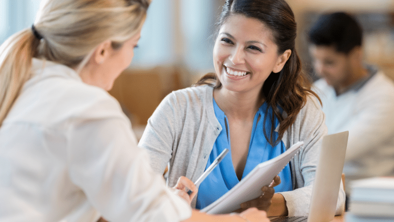 Un consultant et un client partagent leur satisfaction chez in Altum communication